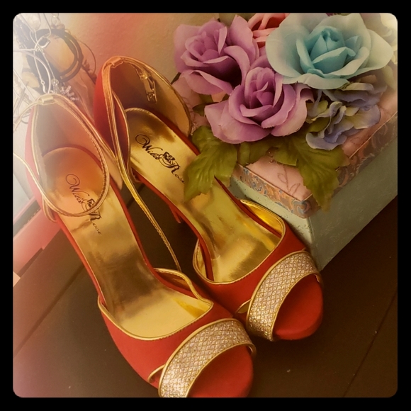 Red Heel - Picture 1 of 2